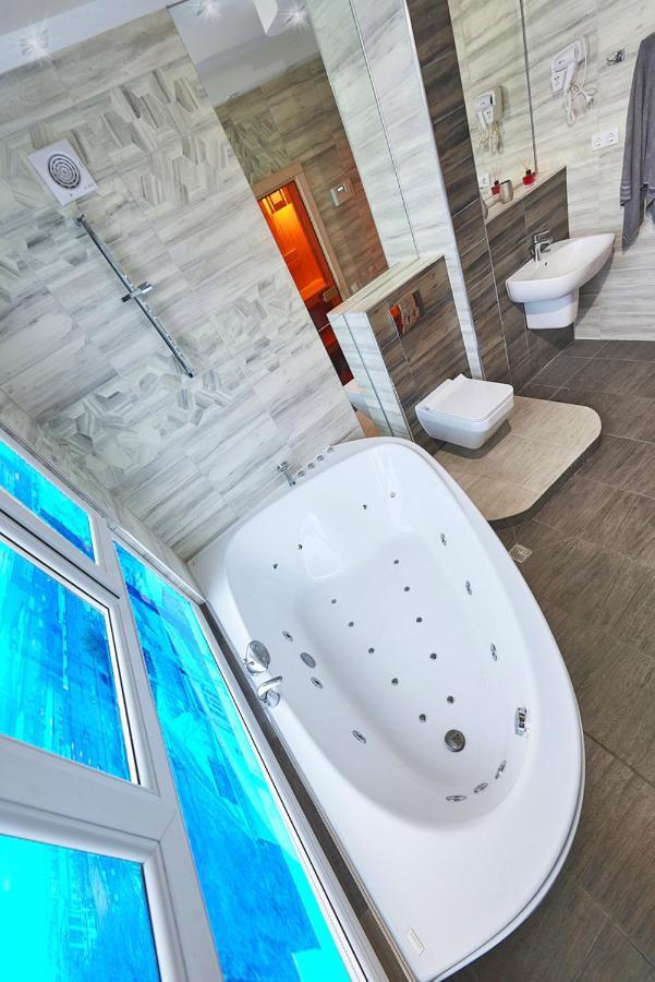 Sauna, Big Jacuzzi , Khreshchatyk Apartments Kiev Exteriör bild